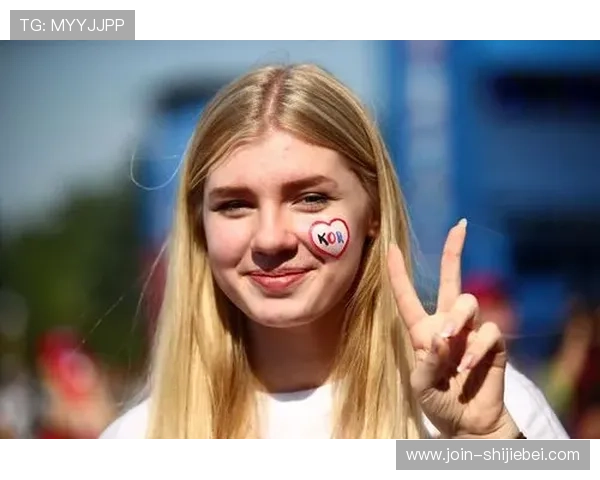 世界杯美女球迷出镜引发热议,现场气氛火爆人气爆棚